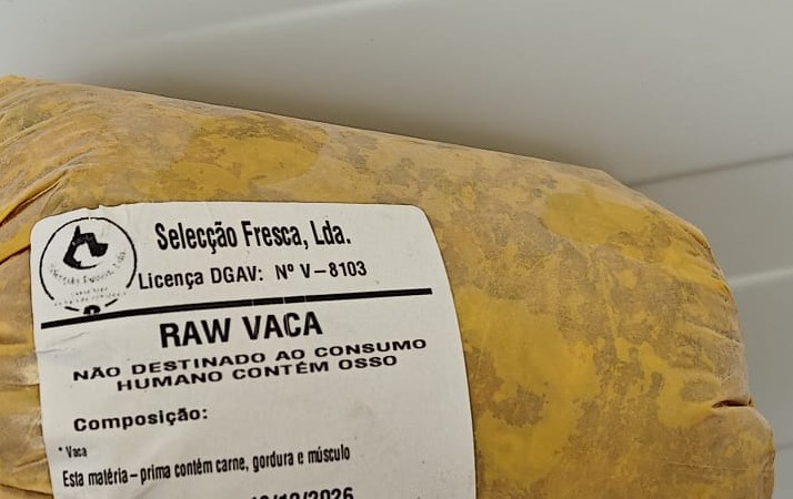 Rótulo real de uma embalagem Raw Vaca, com composição, lote, validade e licença DGAV V-8103